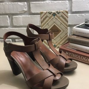 Lucky Brand t strap sandals